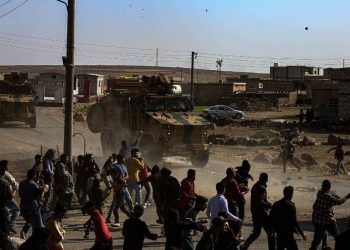 Gelê Kobanê dewriya hevbeş a Rus-Tirkan bi kevir û hêka qewitandin!