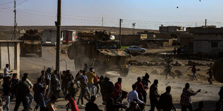 Gelê Kobanê dewriya hevbeş a Rus-Tirkan bi kevir û hêka qewitandin!