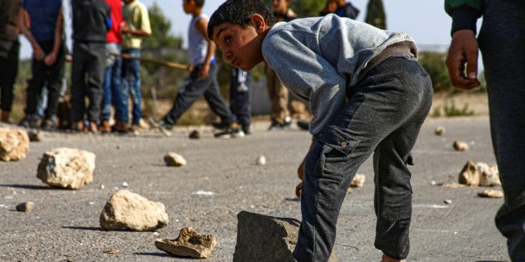 Gelê Kobanê dewriya hevbeş a Rus-Tirkan bi kevir û hêka qewitandin!