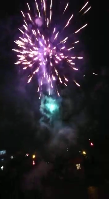 Li Amedê ciwanan bi hewayî fîşekan vejîna PKK’ê pîroz kirin