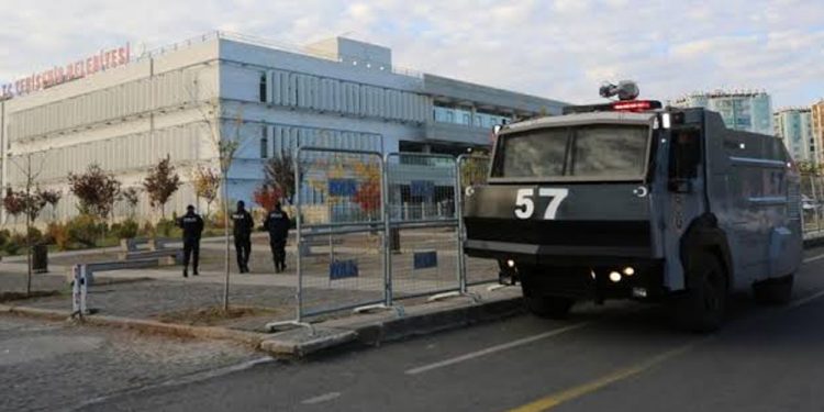 Rejîma AKP’ê çar şaredariyên din ên HDP’î desteser kir