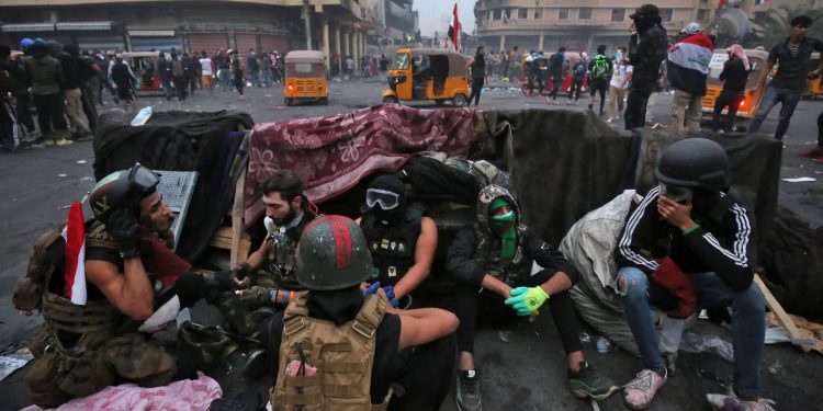 Xwepêşandêrên Iraqê navenda fermandariya polîsan a Zîqar dorpêç kir