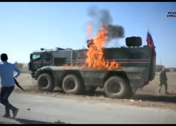 Ciwanên Kobanê bi kevir û molotofan bersiv dan dagirkeran!