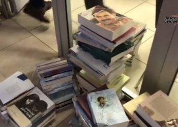 Xwendekarên Silêmanî pirtûkan li hev belav kirin