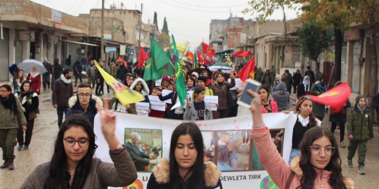 Ciwanên Amûdê bi meşekê piştgirî dan YPJ û YPG‘ê