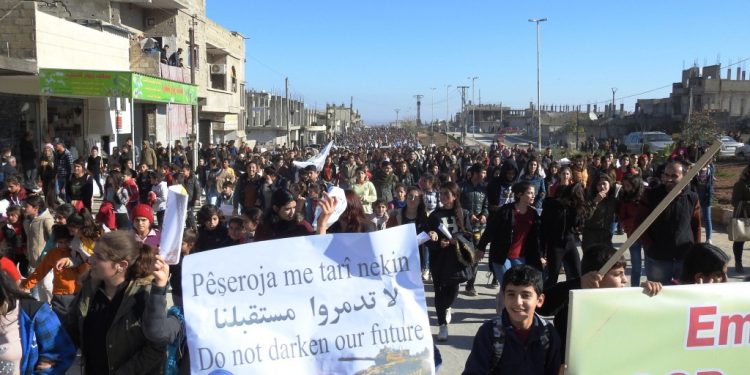 Mamoste û xwendekarên Kobanê li dijî sûcên dewleta Tirk a dagirker meşiyan