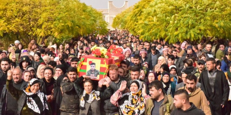 Şehîdê Berxwedana Cenga Rojava bi sloganan hate veşartin