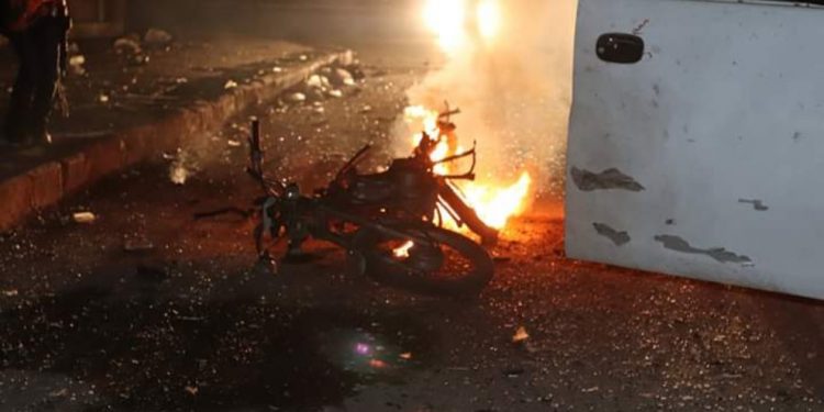 Di teqîna li Hesekê de 2 endamên ewlekariyê birîndar bûn