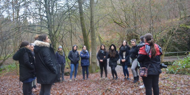 Moralekî mezin di kampa jinên ciwan de