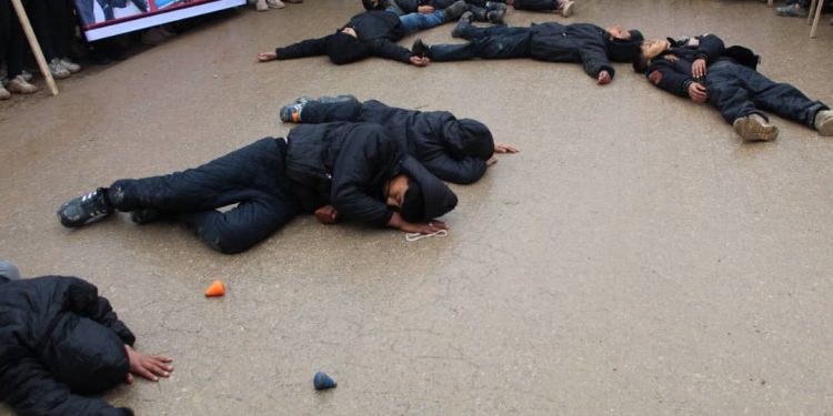 Yekitiya Jinên Ciwan a Herêma Efrînê komkujiya Til Rifatê şermezar kir