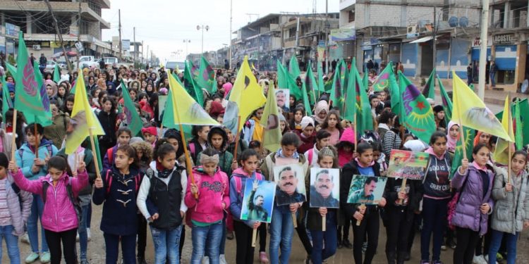 Jinên Ciwan ên Girkê Legê tecrîda li ser Rêberê Gelan Abdullah Ocalan şermezarkirin