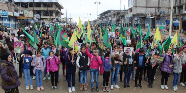 Jinên Ciwan ên Girkê Legê tecrîda li ser Rêberê Gelan Abdullah Ocalan şermezarkirin