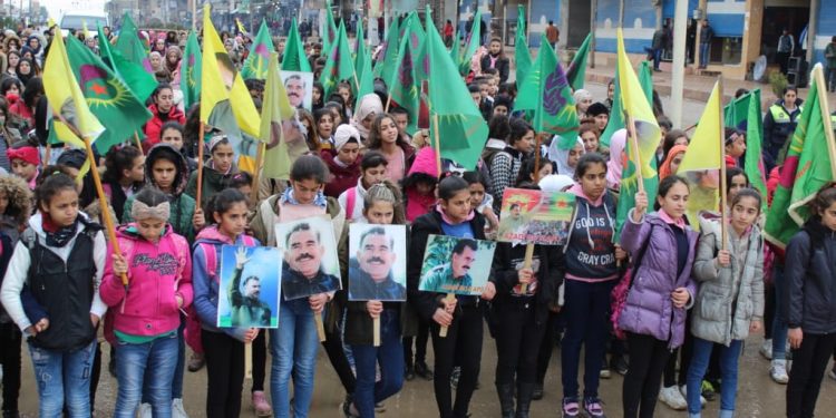 Jinên Ciwan ên Girkê Legê tecrîda li ser Rêberê Gelan Abdullah Ocalan şermezarkirin