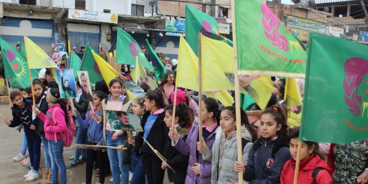 Jinên Ciwan ên Girkê Legê tecrîda li ser Rêberê Gelan Abdullah Ocalan şermezarkirin