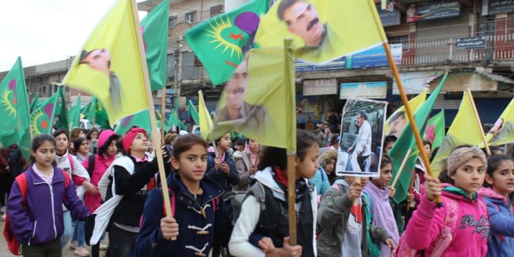 Jinên Ciwan ên Girkê Legê tecrîda li ser Rêberê Gelan Abdullah Ocalan şermezarkirin