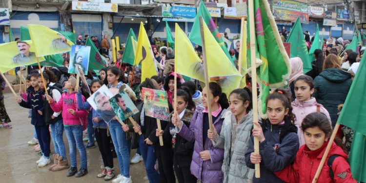 Jinên Ciwan ên Girkê Legê tecrîda li ser Rêberê Gelan Abdullah Ocalan şermezarkirin