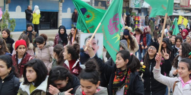 Jinên Ciwan ên Girkê Legê tecrîda li ser Rêberê Gelan Abdullah Ocalan şermezarkirin