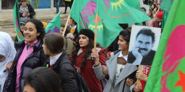 Jinên Ciwan ên Girkê Legê tecrîda li ser Rêberê Gelan Abdullah Ocalan şermezarkirin