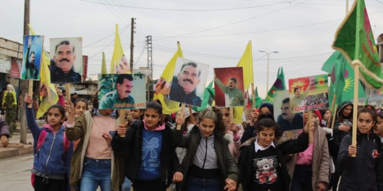 Jinên Ciwan ên Girkê Legê tecrîda li ser Rêberê Gelan Abdullah Ocalan şermezarkirin