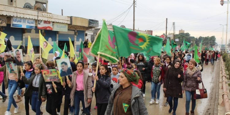 Jinên Ciwan ên Girkê Legê tecrîda li ser Rêberê Gelan Abdullah Ocalan şermezarkirin