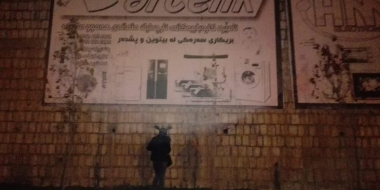 Jinên Ciwan li Ranya ji bo boykotkirina malê Tirkî Afîşan daliqandin