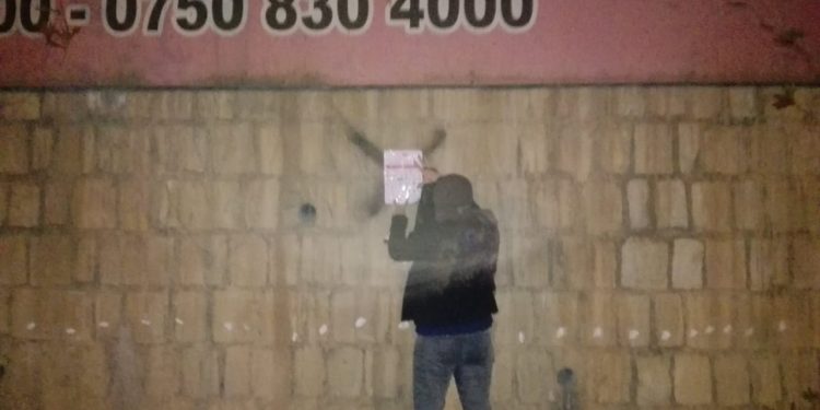 Jinên Ciwan li Ranya ji bo boykotkirina malê Tirkî Afîşan daliqandin