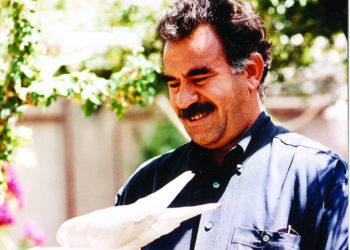 Parêzerên Ocalan ji bo dîtina muwekîlê xwe serî li dozgeriyê dan