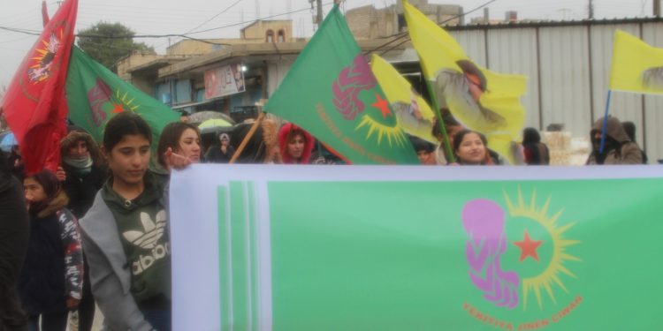 Li Amûdê bi pêşengtiya Ciwanan meşa li dijî tecrîdê