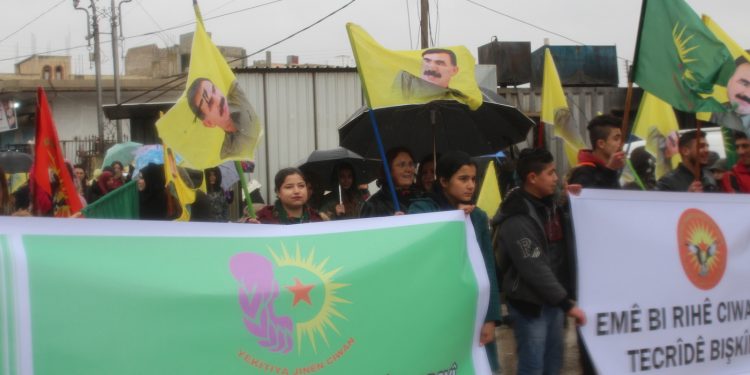 Li Amûdê bi pêşengtiya Ciwanan meşa li dijî tecrîdê