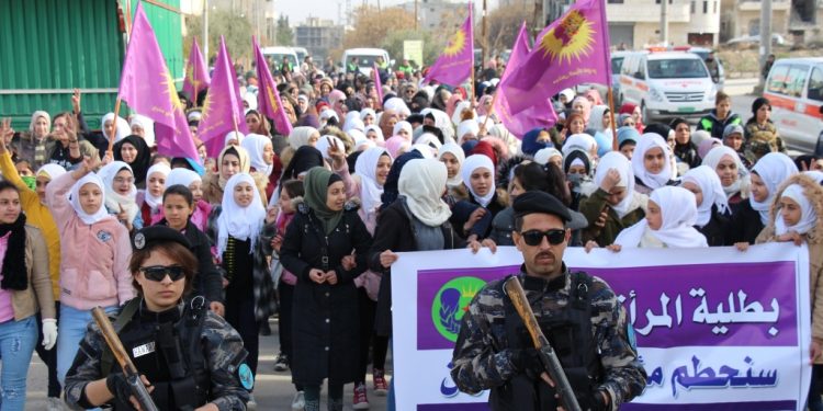 “Bi Pêşengtiya Jinên Ciwan Em ê Komployan Têk Bibin”