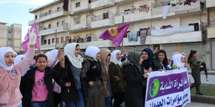 “Bi Pêşengtiya Jinên Ciwan Em ê Komployan Têk Bibin”