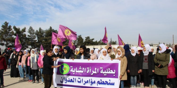 “Bi Pêşengtiya Jinên Ciwan Em ê Komployan Têk Bibin”