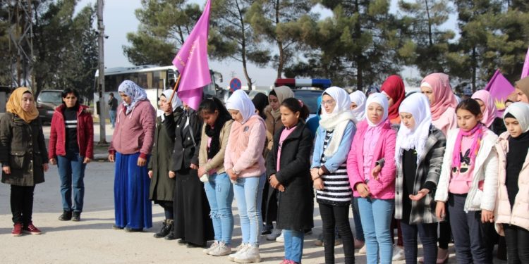 “Bi Pêşengtiya Jinên Ciwan Em ê Komployan Têk Bibin”