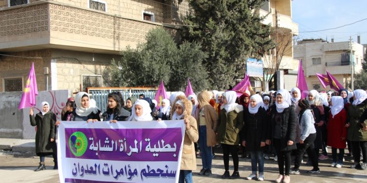 “Bi Pêşengtiya Jinên Ciwan Em ê Komployan Têk Bibin”