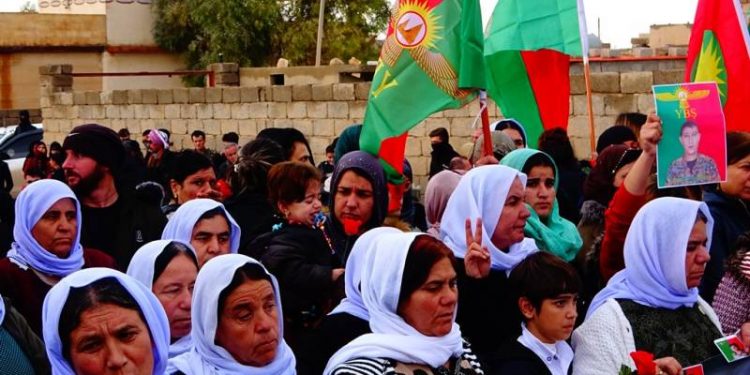 Li Şengalê li dijî êrîşên dewleta tirk a dagirker bi hezaran kes meşiyan