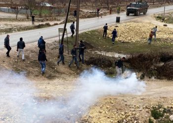 Dagirkeran bombeya gazê avêtin gelê Kobanê