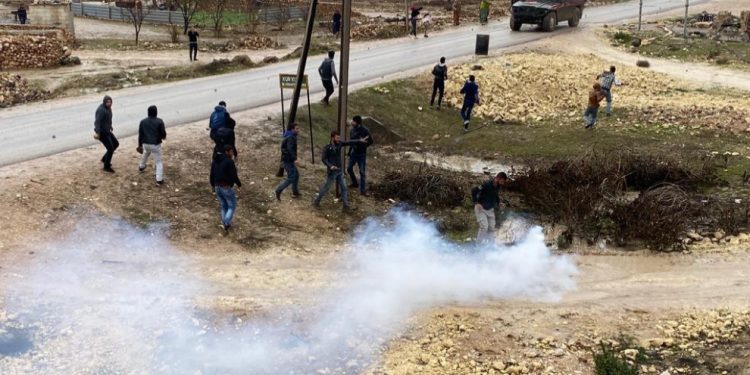 Dagirkeran bombeya gazê avêtin gelê Kobanê