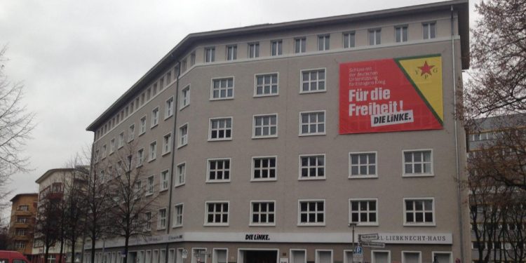 Ala YPG’ê li navenda Partiya Çepgir hate daliqandin