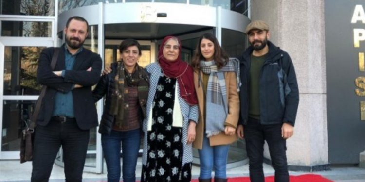 Dayika Îmîr a li balafirgehê hatibû destgîrkirin berdan