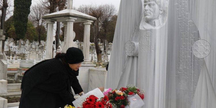 Hrant Dink li ser gora wî bi bîr anîn