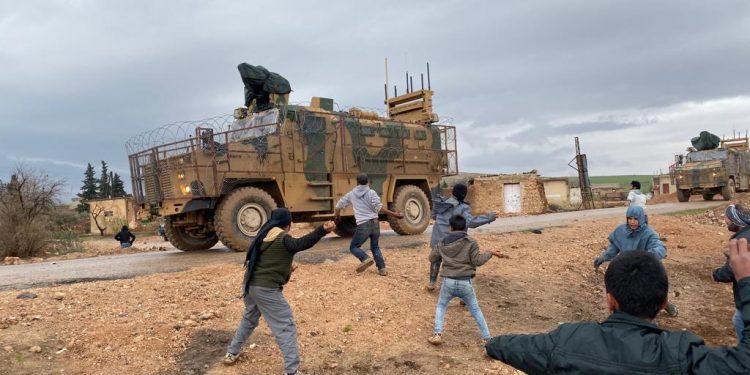 Gelê Kobanê careke din li dijî dewriyeya hevbeş derket