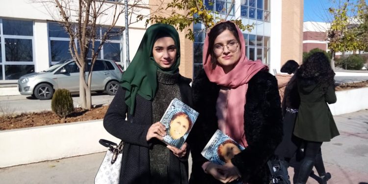 Pirtûka “Jiyana min her tim şer bû” li Zanîngeha Silêmaniyê hate belavkirin