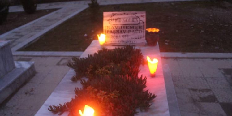 Ciwanên PYD’ê li goristana şehîdên azadiyê mûm pêxistin