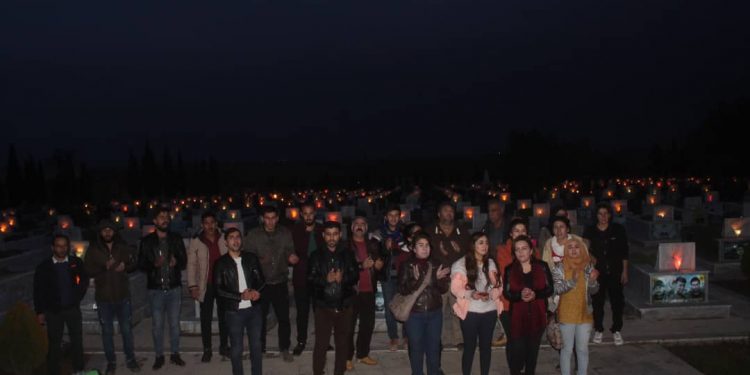 Ciwanên PYD’ê li goristana şehîdên azadiyê mûm pêxistin