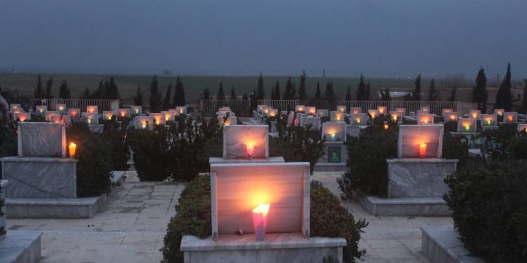 Ciwanên PYD’ê li goristana şehîdên azadiyê mûm pêxistin