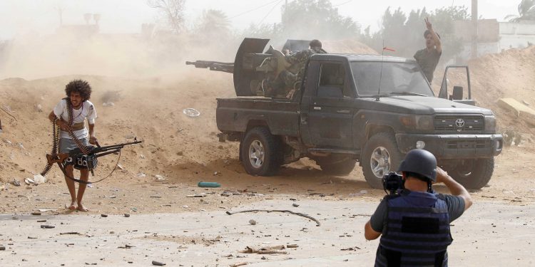 Agirbesta li Lîbyayê têk çû, şer dest pê kir