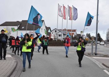 Di roja sêyemin a Meşa Dirêj de, jinên ciwan mohra xwe lê dan