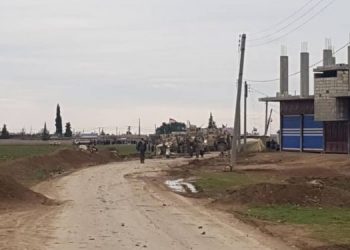 LEZGÎN – Rejîma Sûriyê û El-Dîfa El-Wetenî guleyan ber bi rojnamevan û dewriyeya Amerîkî ve berdidin