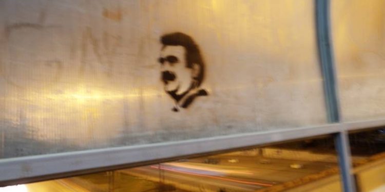 Li Silêmanî Jinên Ciwan bi agir ‘APO’ nivîsandin