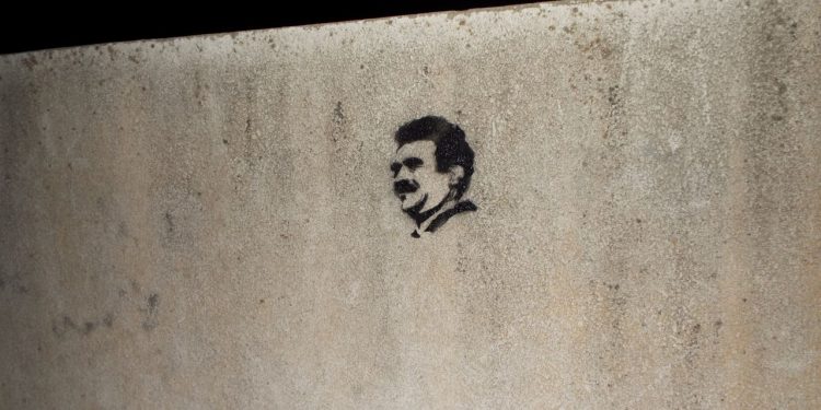 Jinanî Gencî Tekoşer li dijî komplo li Hewlêrê wêne û dirûşmeyan xêz kir